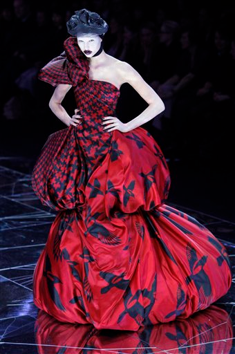 Illustration for article titled Alexander McQueen Fall/Winter 2009: Derelicte In Wonderland